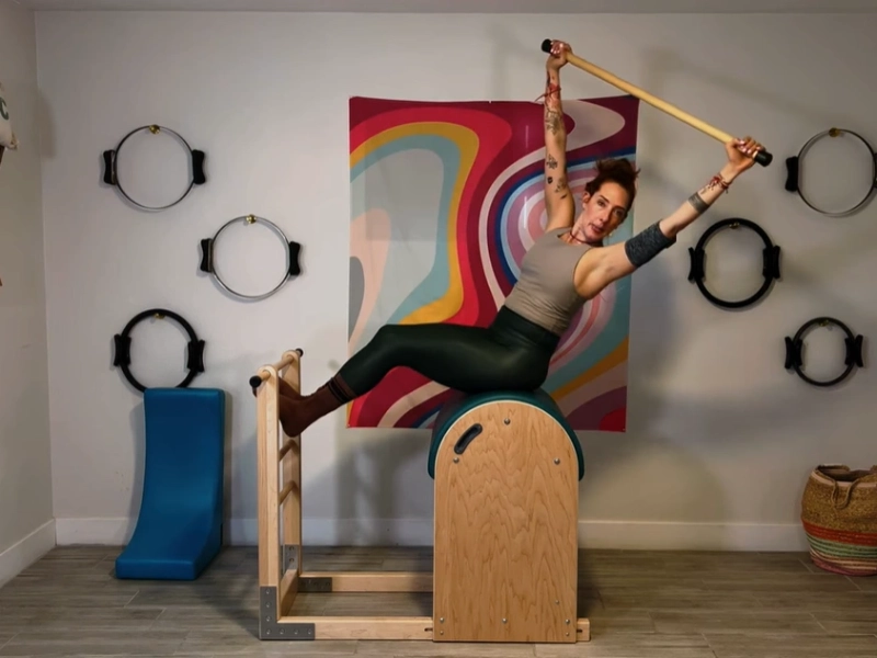 Bài tập Pilates Twist and Reach: Động tác xoay người giúp khỏe cơ core, dẻo cột sống