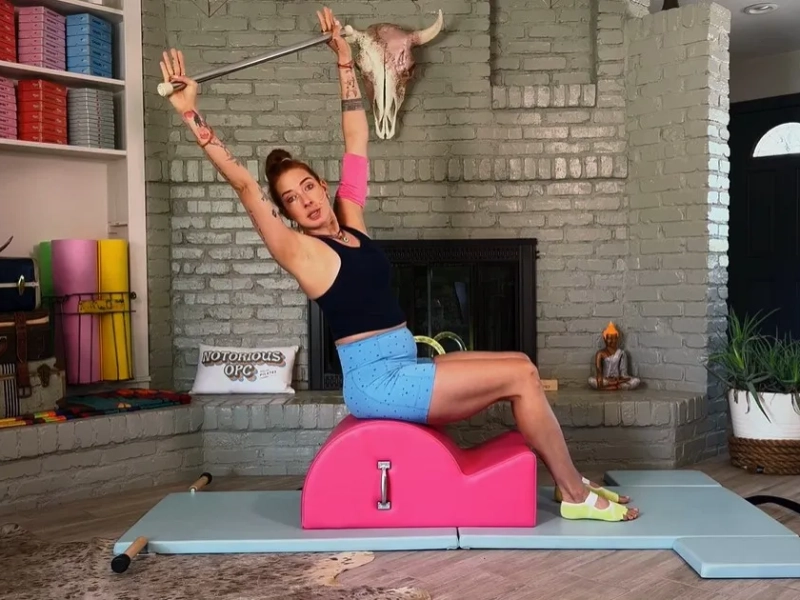 Bài tập Pilates Twist and Reach: Động tác xoay người giúp khỏe cơ core, dẻo cột sống