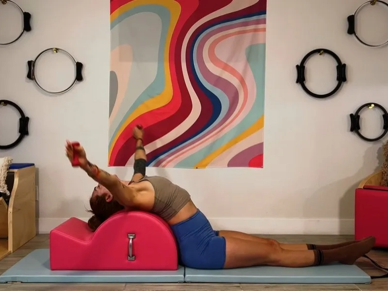 Bài tập Pilates Circles trên Spine Corrector