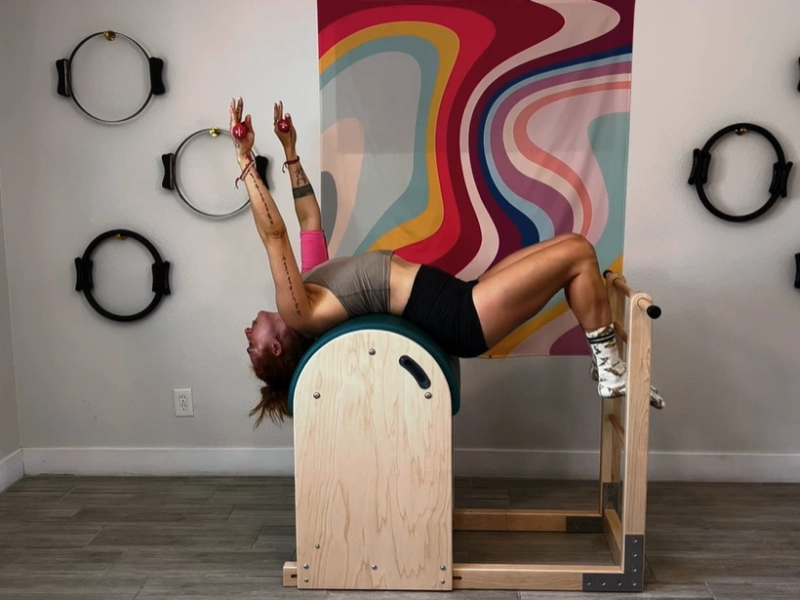 Bài tập Pilates Circles trên Ladder Barrel