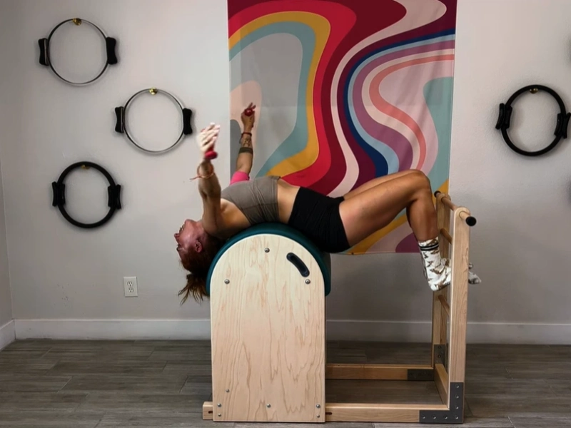 Bài tập Pilates Circles trên Ladder Barrel 