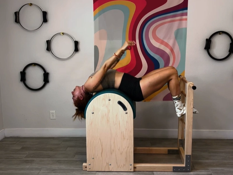 Bài tập Pilates Circles trên Ladder Barrel
