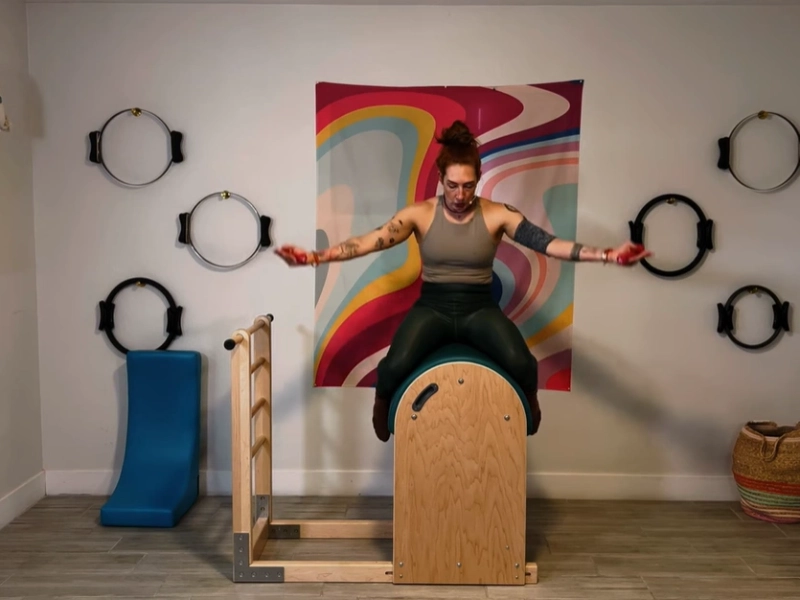 Bài tập Pilates Horseback Jockey trên Ladder Barrel