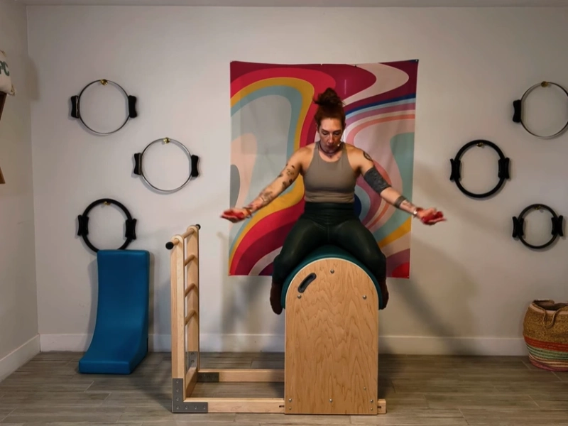 Bài tập Pilates Horseback Jockey trên Ladder Barrel