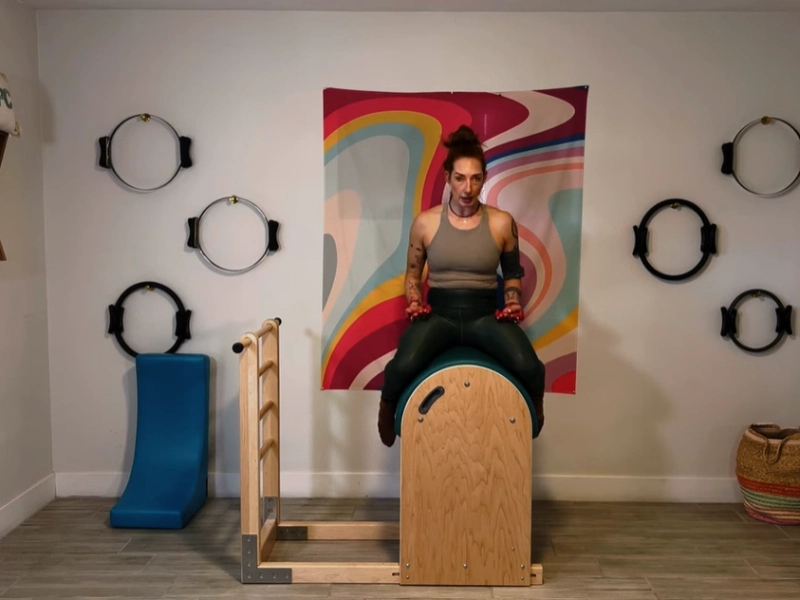 Bài tập Pilates Horseback Jockey trên Ladder Barrel