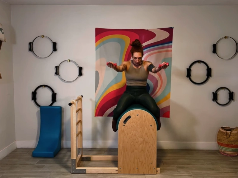 Bài tập Pilates Horseback Jockey trên Ladder Barrel