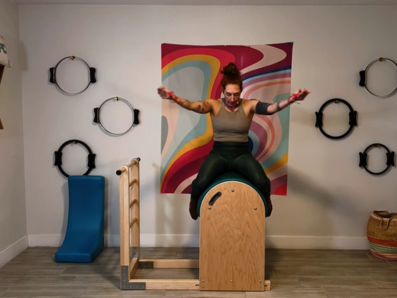 Bài tập Pilates Horseback Jockey trên Ladder Barrel
