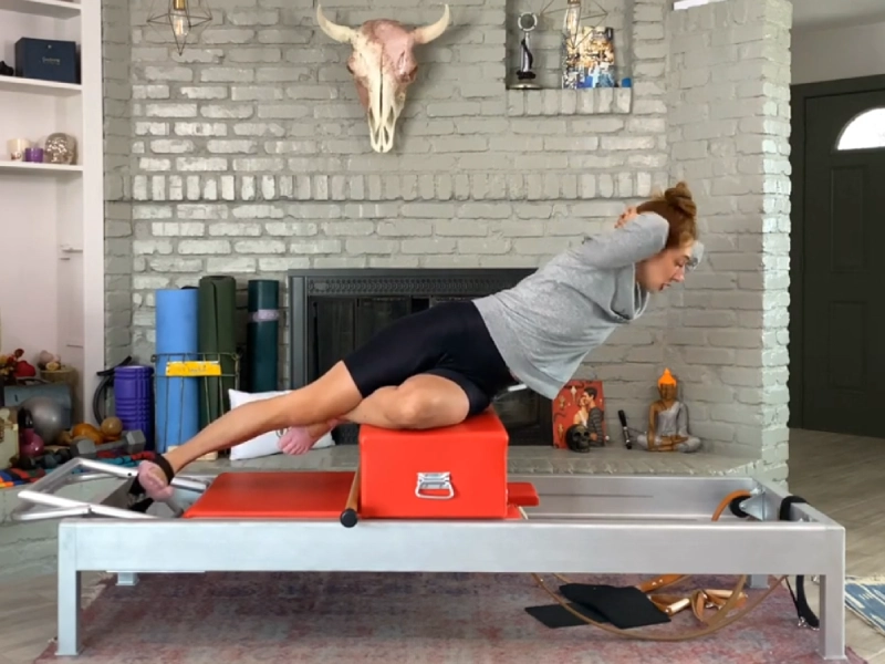 Bài tập Pilates Side Sit Ups trên máy Reformer