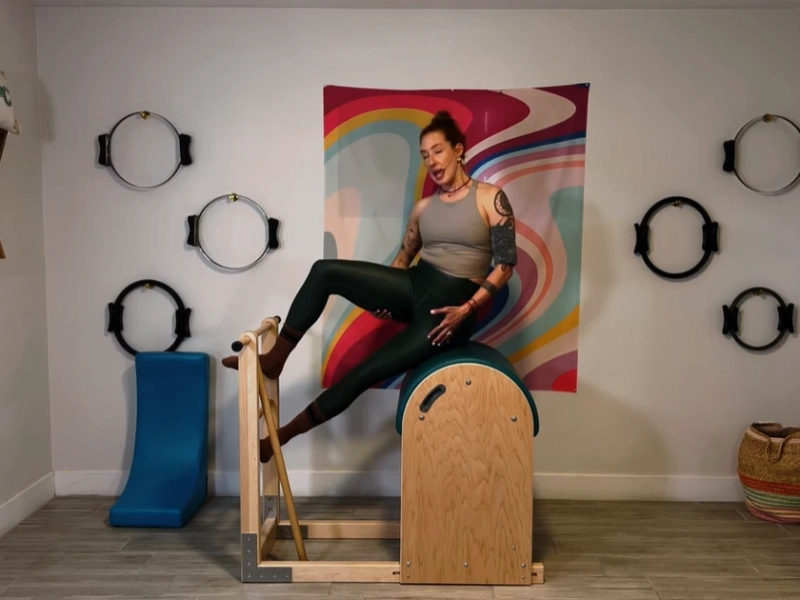 Bài tập Pilates Side Sit Ups trên Ladder Barrel