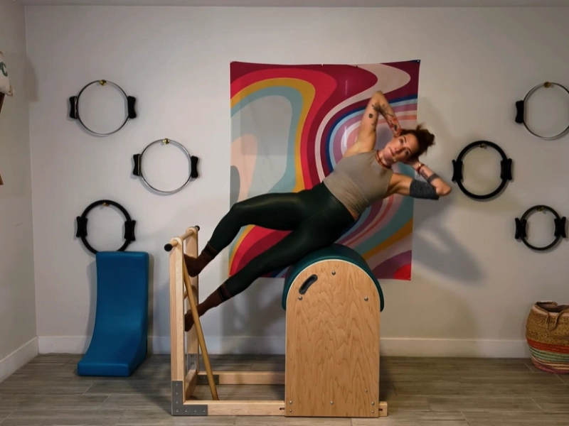 Bài tập Pilates Side Sit Ups trên Ladder Barrel