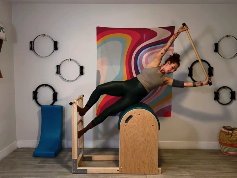 Bài tập Pilates Side Sit Ups trên Ladder Barrel