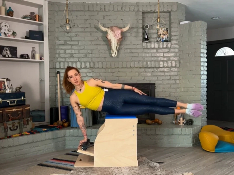 Bài tập Pilates Side Sit Ups trên Wunda Chair