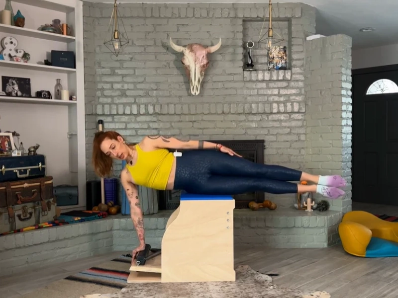 Bài tập Pilates Side Sit Ups trên Wunda Chair