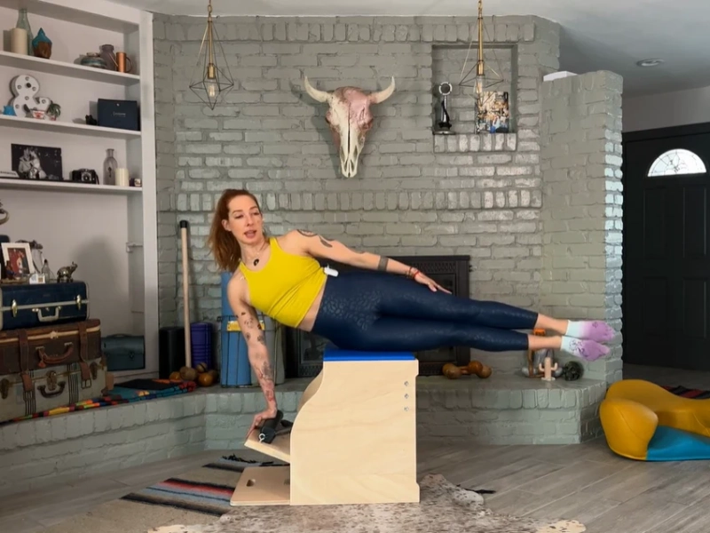 Bài tập Pilates Side Sit Ups trên Wunda Chair