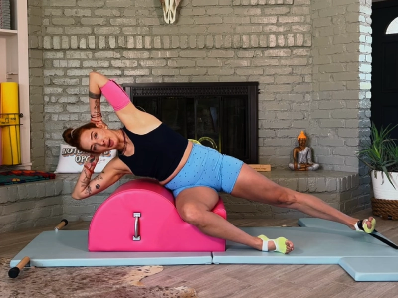 Bài tập Pilates Side Sit Ups trên Spine Corrector