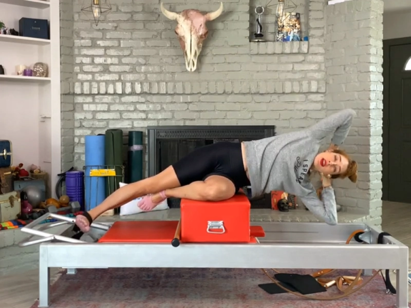 Bài tập Pilates Side Sit Ups trên máy Reformer