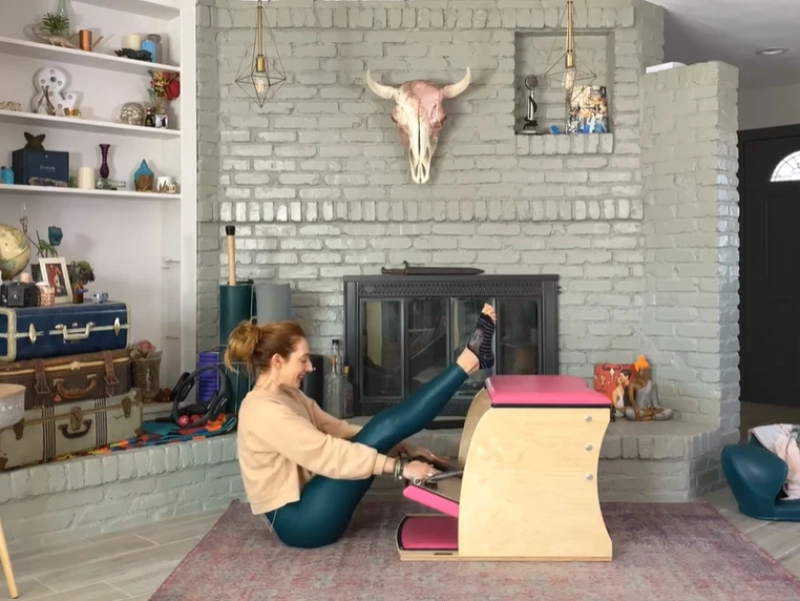 Bài tập Pilates Spine Stretch Forward trên Wunda Chair