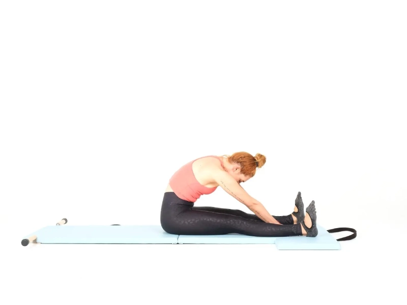 Cách thực hiện bài tập Pilates Spine Stretch Forward hiệu quả, đúng tư thế