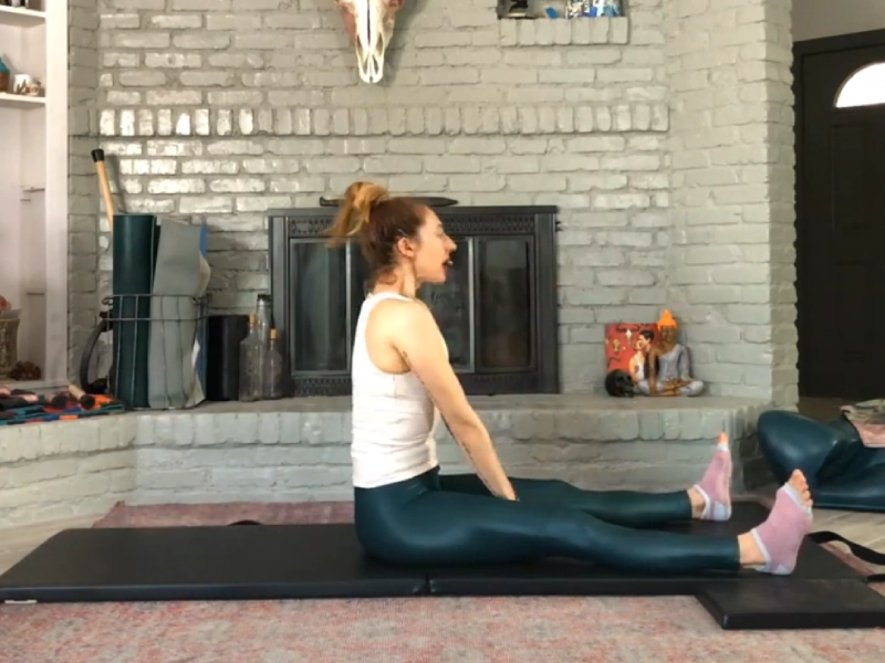 Bài tập Spine Stretch Forward trên thảm