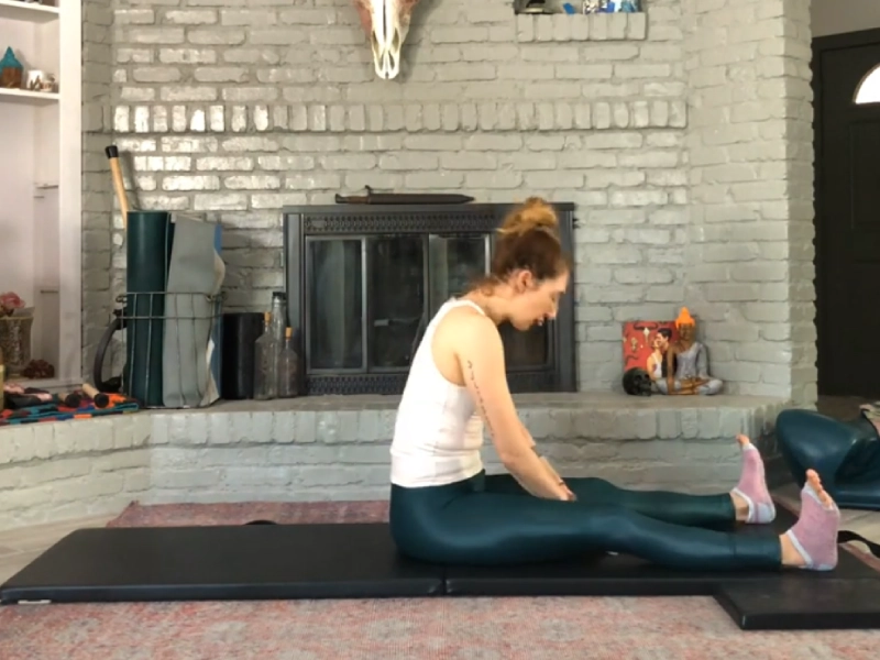 Bài tập Spine Stretch Forward trên thảm