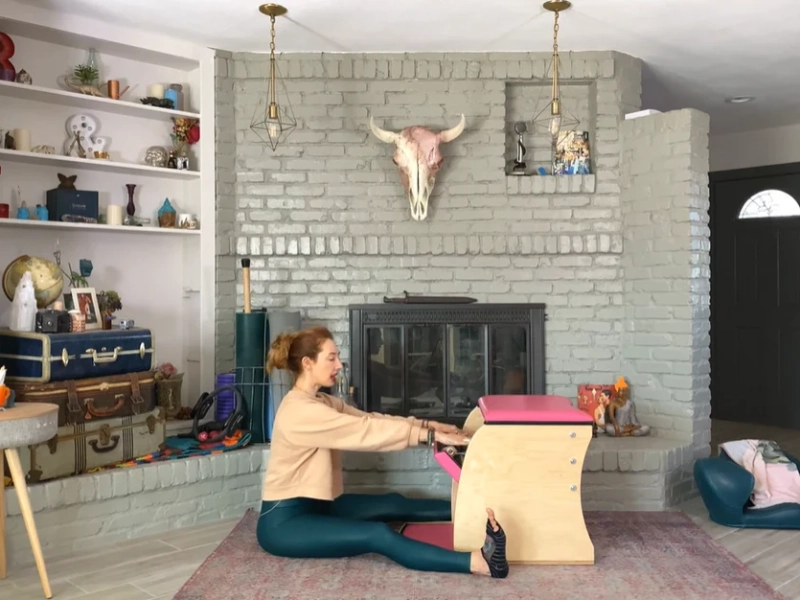 Bài tập Pilates Spine Stretch Forward trên Wunda Chair