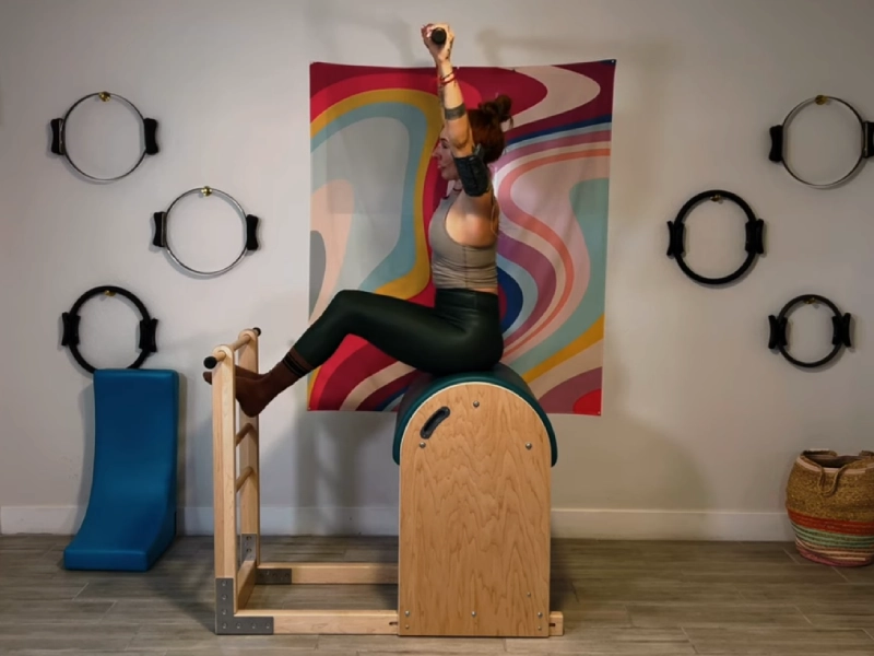 Bài tập Pilates Side to Side trên Ladder Barrel