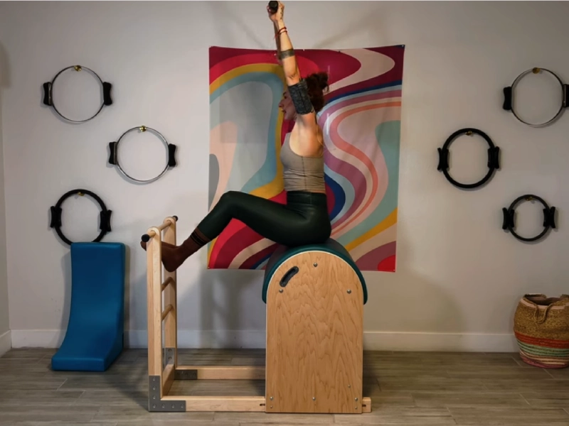 Bài tập Pilates Side to Side trên Ladder Barrel