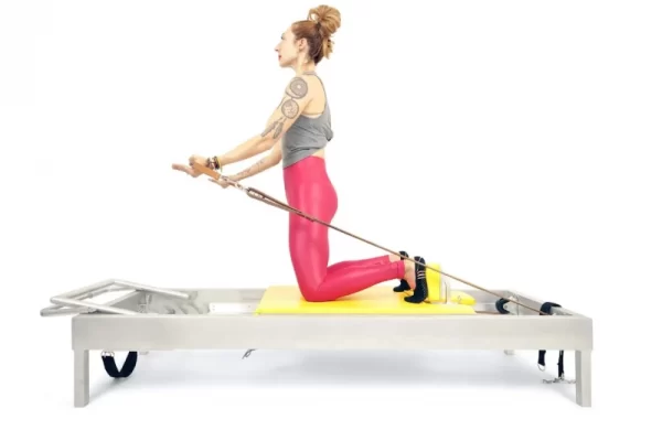 Bài tập Pilates Arm Circles trên Reformer