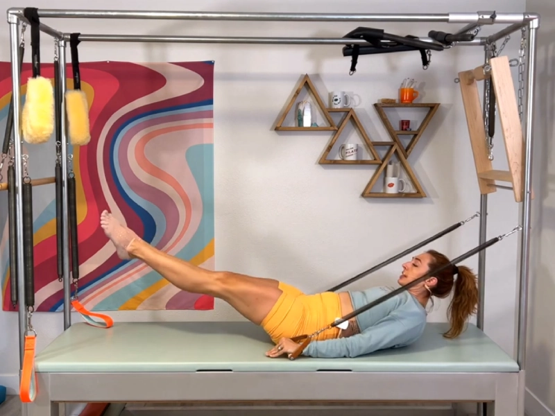 Cách thực hiện bài tập Pilates Coordination trên Cadillac.
