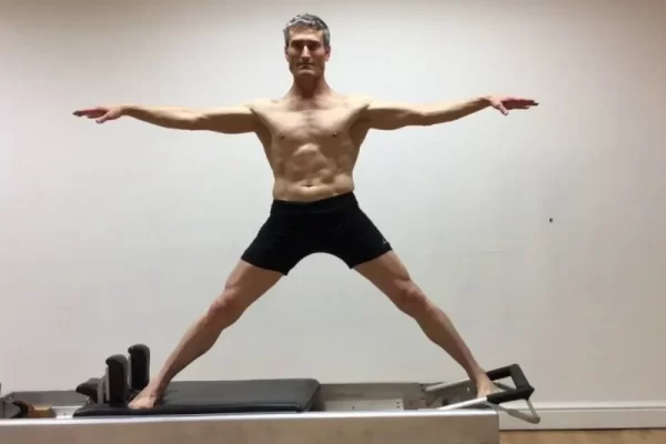 Bài tập Pilates Side Splits trên Reformer