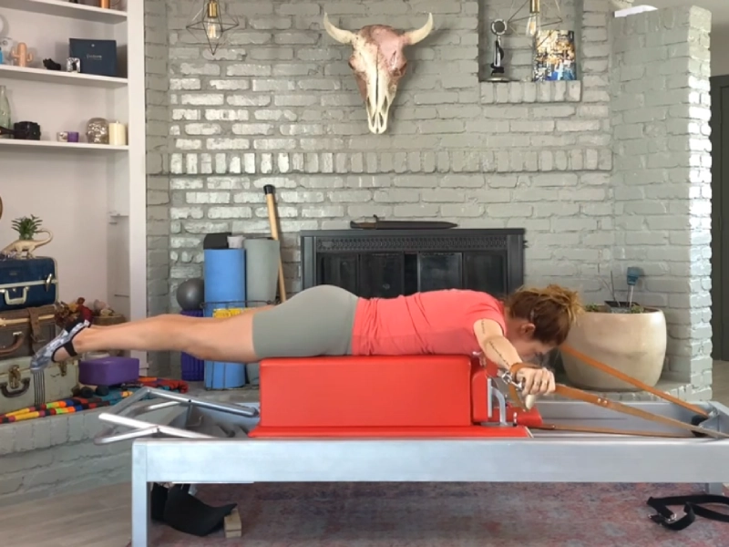 Thực hiện bài tập Pilates T Pull trên Reformer