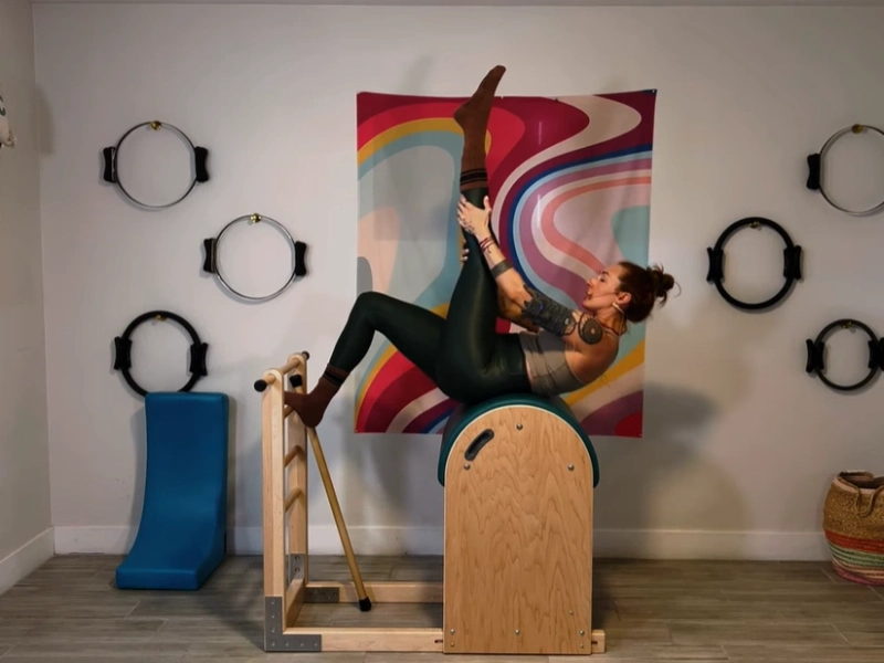 Các bước thực hiện bài tập Pilates Tree trên Ladder Barrel