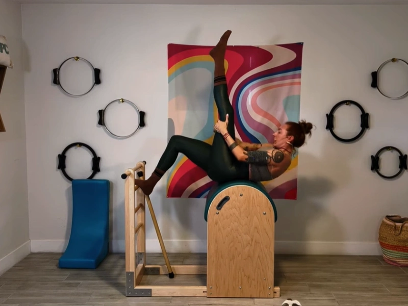 Các bước thực hiện bài tập Pilates Tree trên Ladder Barrel