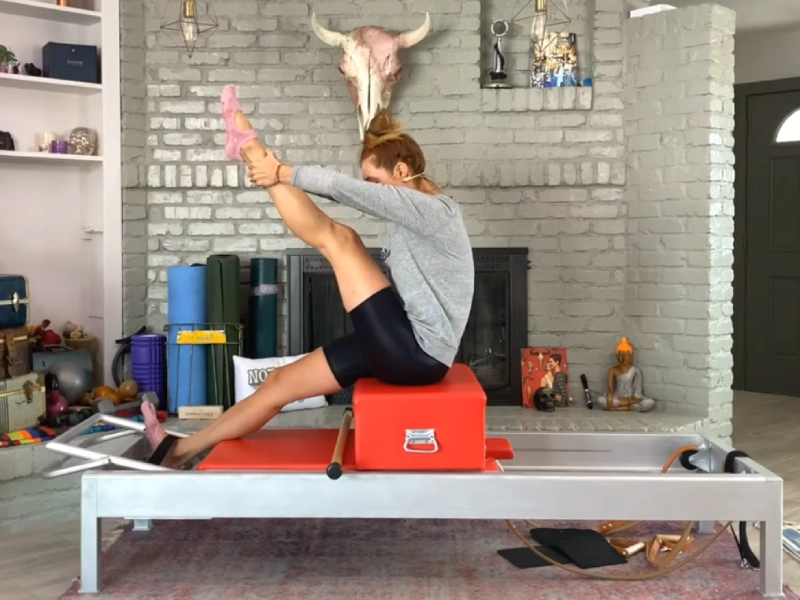 Các bước thực hiện bài tập Pilates Tree trên Reformer.