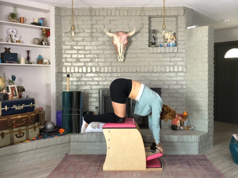 Kneeling Push Down trên Wunda Chair giúp phát triển sức mạnh cánh tay và vai.