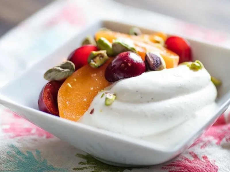 Sữa chua Hy lạp chưa protein tiêu hóa chậm và nhanh, giúp tăng kích thước vòng 3