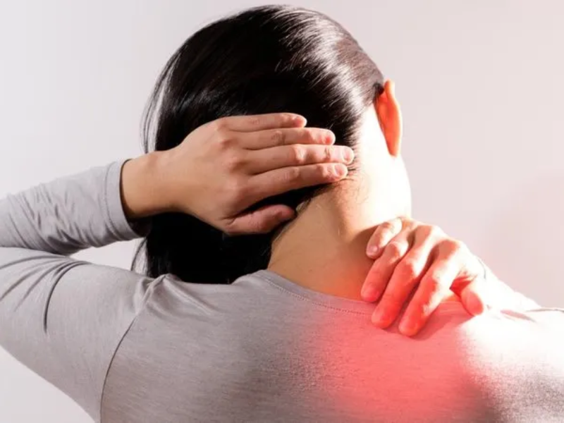 Đau cổ vai gáy là tình trạng bị co cứng cơ vùng gáy, gây đau nhức và hạn chế tầm vận động của cổ và đầu