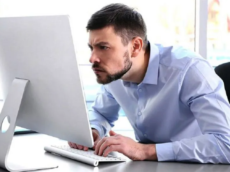 Sai tư thế thời gian dài có thể dẫn đến căng cơ và gân ở vùng cổ vai gáy