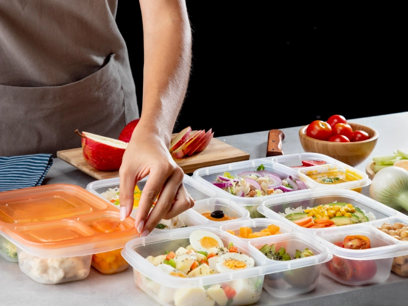 Nên để thức ăn nguội trước khi cho vào các hộp
