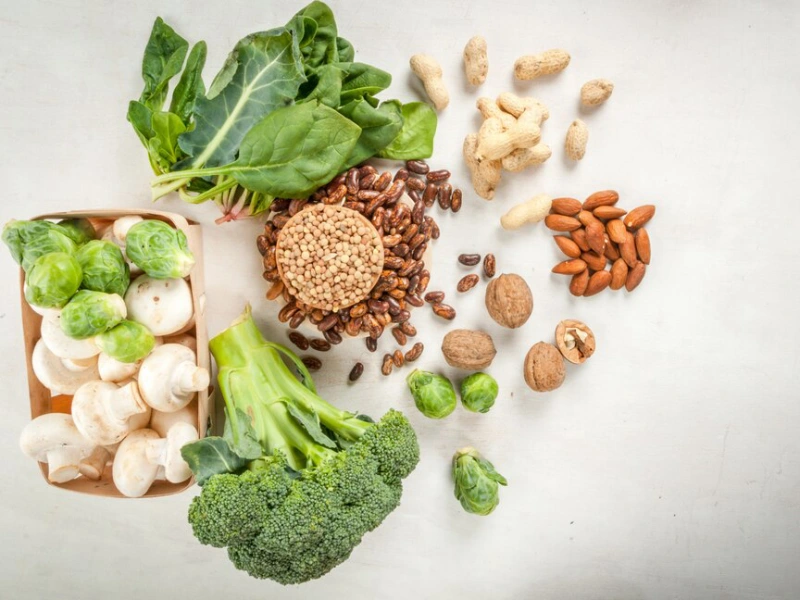 Các thực phẩm chứa nhiều chất xơ là: Lúa mạch, rau xanh, ngũ cốc nguyên hạt, các loại hạt, đậu...