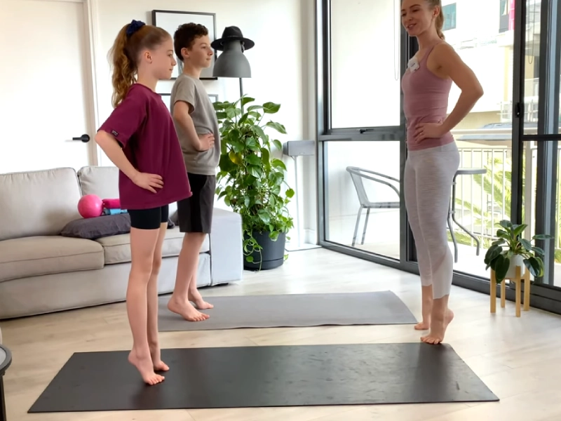 Tập Pilates cho bé - bài tập Nâng gót chân (Calf Raises)