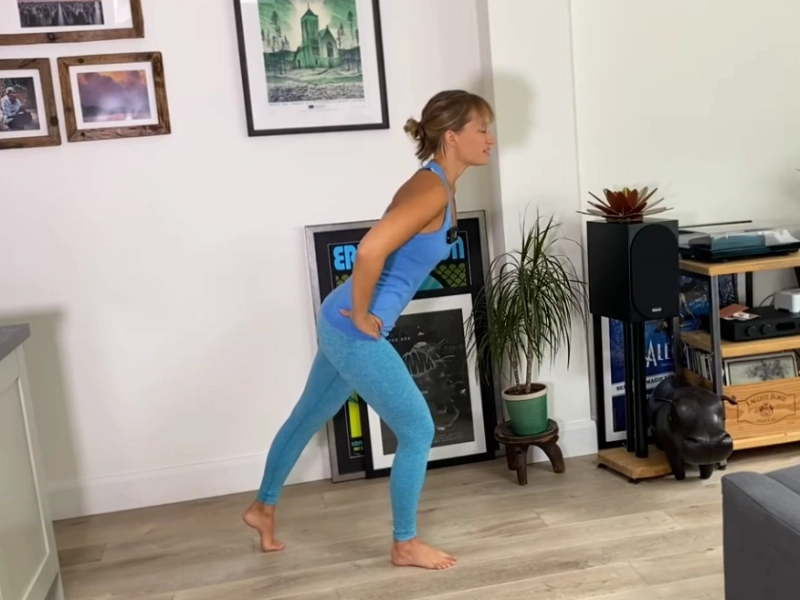 Thực hiện động tác Pilates cho bé - Scooter