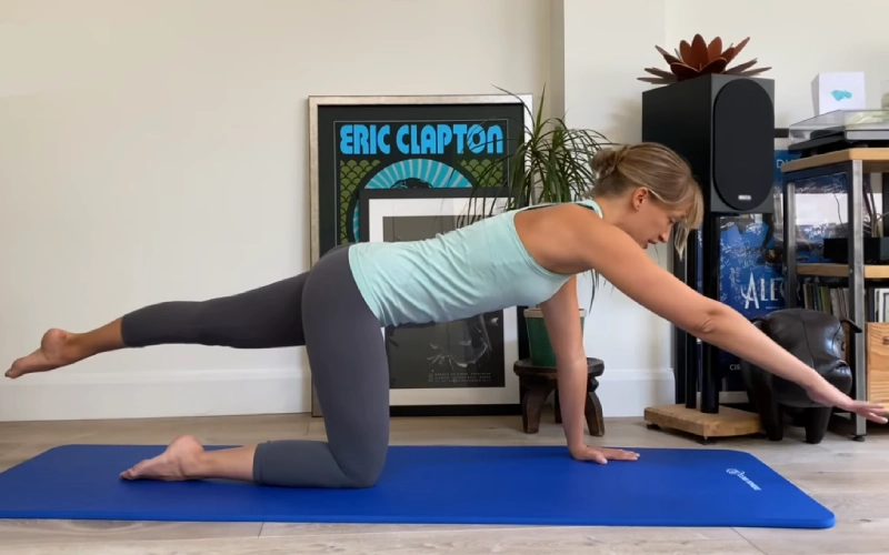 Các bước thực hiện bài tập Pilates cho bé - Bài tập Siêu nhân.