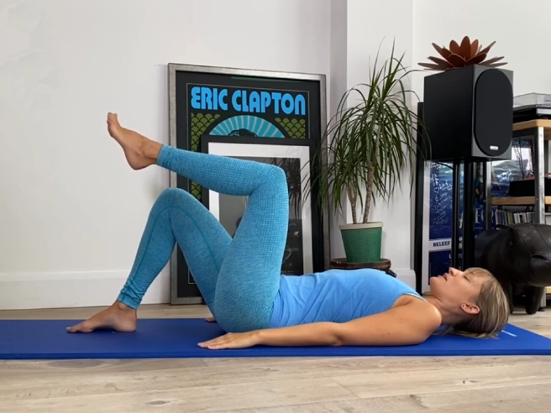 Có thể thực hiện biến thể nâng một chân của bài tập Cầu vai để tăng độ khó.