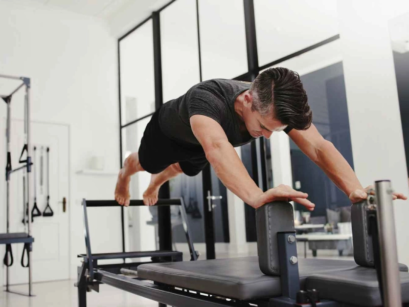 Pilates giúp nam giới tăng cường sức mạnh, giảm nguy cơ chấn thương.
