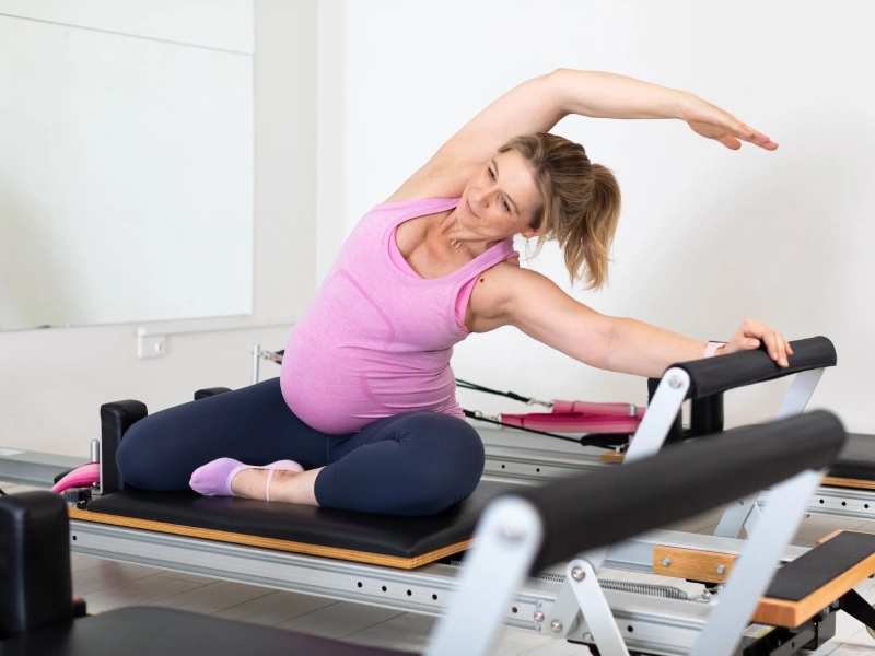 Pilates giúp tăng cường sức mạnh vùng cơ trung tâm cho phụ nữ mang thai.
