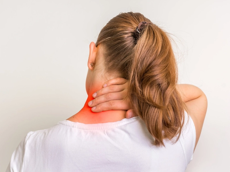 Tình trạng đau cổ xảy ra có thể do việc ngồi sai tư thế, căng cơ.