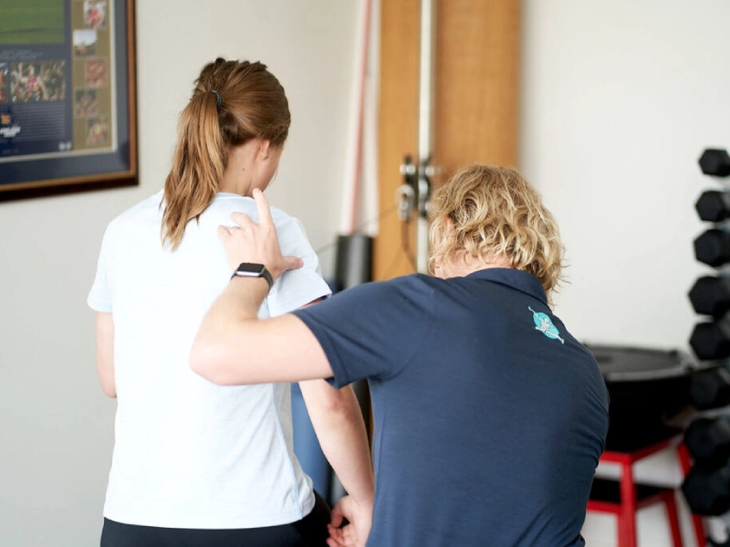 Pilates là một giải pháp tự nhiên, an toàn giúp hỗ trợ điều trị đau vai.