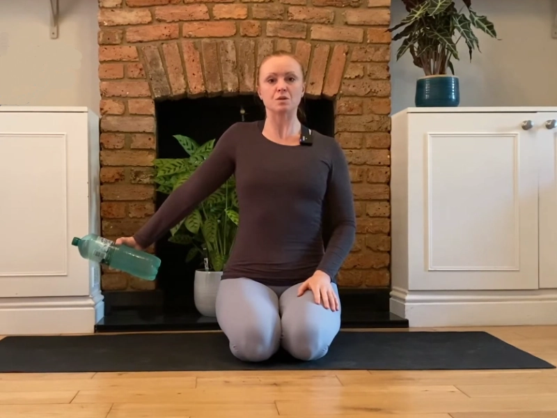 Bài tập Kneeling shoulder shrug.