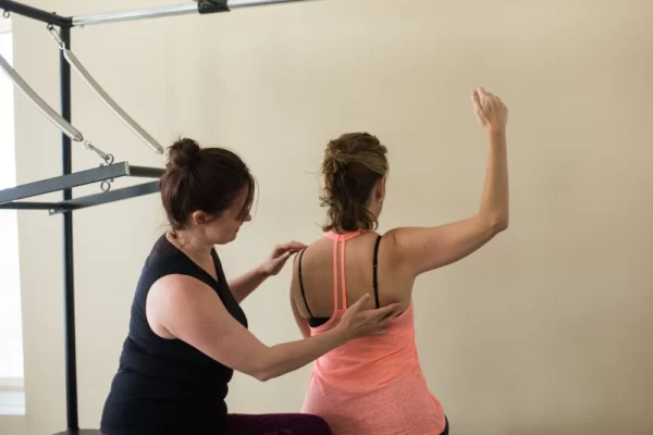 Bài tập Pilates giảm đau vai: 9 động tác hiệu quả để giảm khó chịu